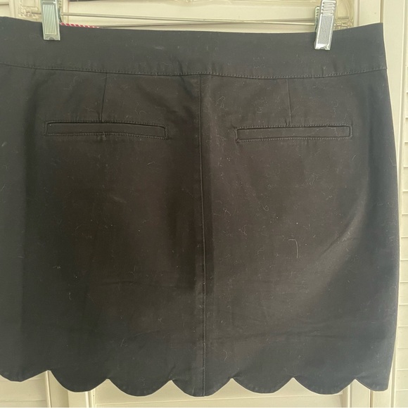 Black skort with scalloped hemline - Picture 4 of 5